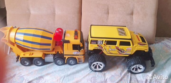 Машина внедорожник и бетономешалка