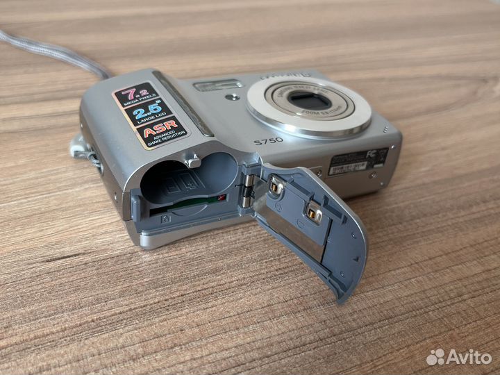 Компактный фотоаппарат Samsung S750