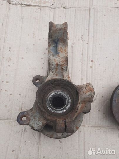 Левый поворотный кулак на ауди 80 б3