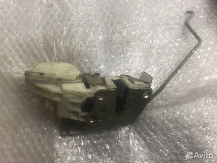 Замок двери передний правый Mitsubishi Galant EA1