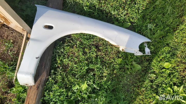 Правое переднее крыло Mitsubishi Libero,Lancer