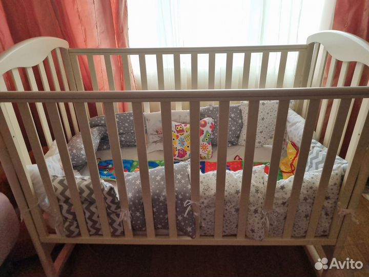 Детская кроватка с маятником и ящиком
