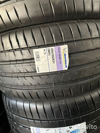 Michelin Pilot Sport 4 S 255/35 R21 и 285/30 R21