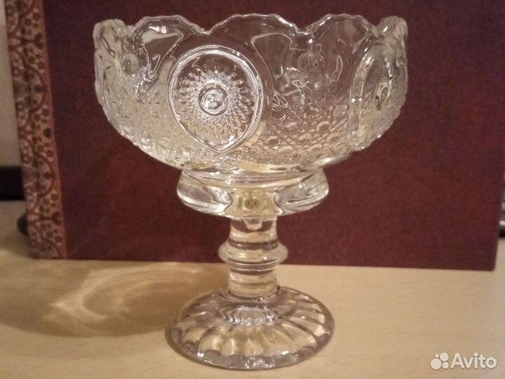 Конфетница на ножке 