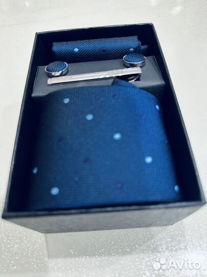 Галстук, зажим для него и запонки