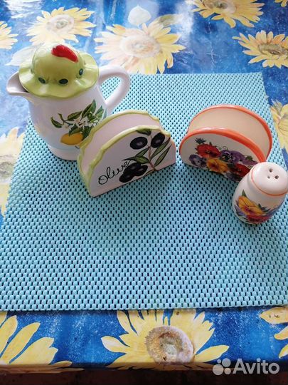 Два набора салфетниц