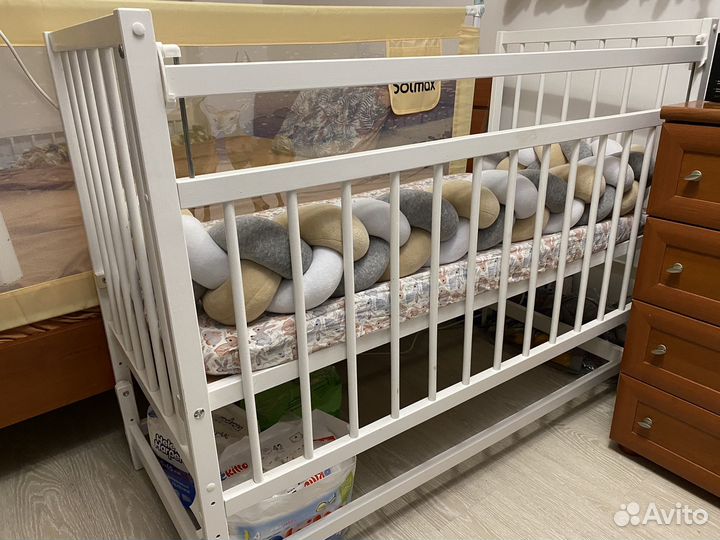 Детская кроватка с маятником