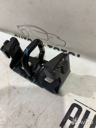 Петля замка двери багажника Nissan Terrano D10