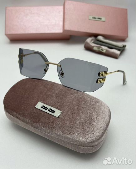 Солнцезащитные очки Miu Miu