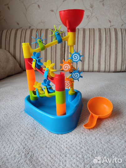 Игрушки для пляжа и козырёк на голову