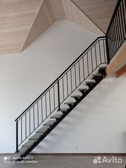 Лестница с площадкой на второй этаж