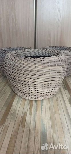 Набор изящных кашпо из искусственного ротанга