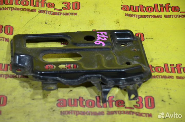 Крепление аккумулятора Toyota Auris E150