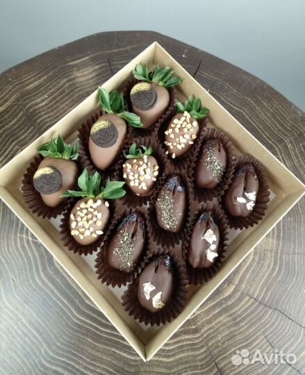 Клубника и финики в шоколаде