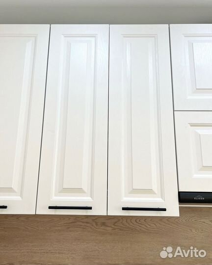 Кухня встроенная светлая