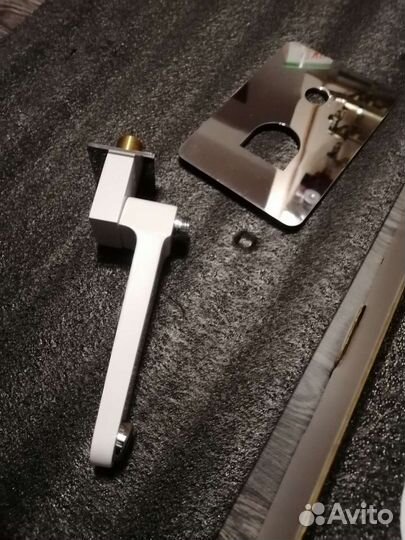 Смеситель для душа белый. Встраиваемый в стену