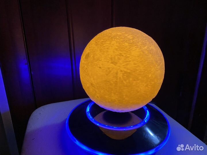 Луна левитирующая