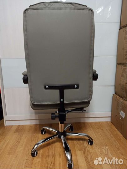 Компьютерные кресла руководителя новые с бесплатно