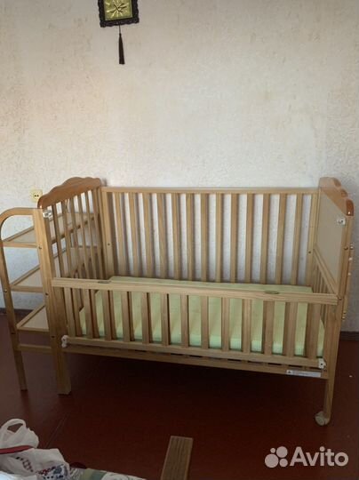 Детская кроватка с пеленальным столиком и полкой