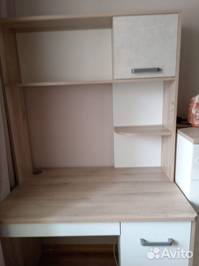 Письменный стол и комод детские