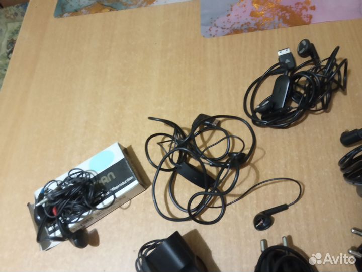Зарядные устройства для телефонов и наушники бу