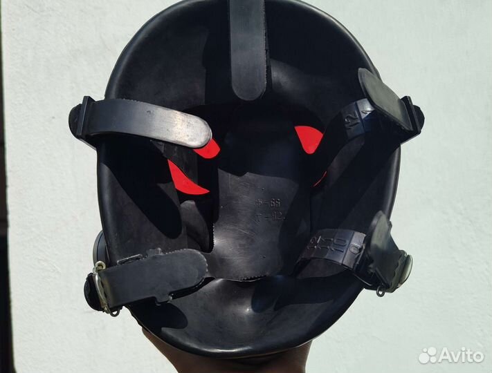 Противогаз с красными линзами. Gasmask red eyes