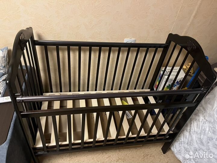 Детская кроватка с универсальным маятником