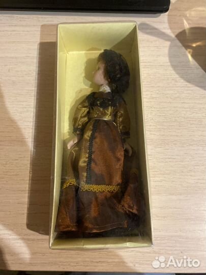 Кукла фарфоровая