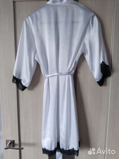 Атласный халат белый