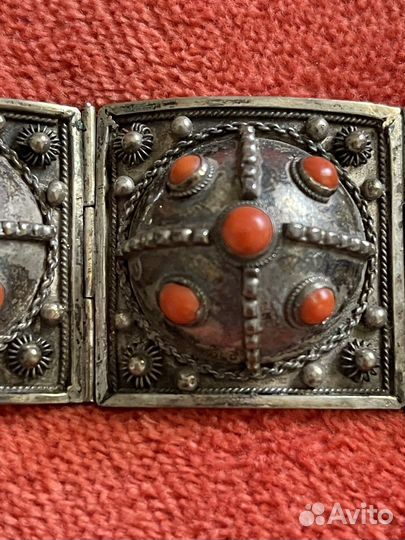 Серебряный браслет с кораллами