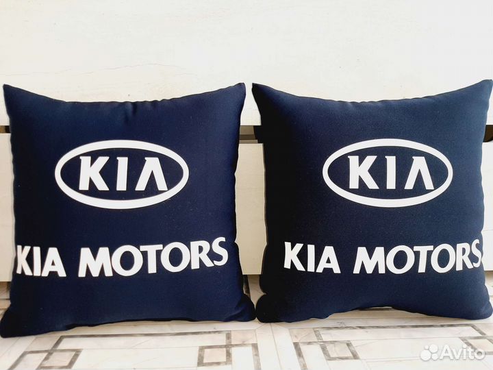 Подушка с логотипом авто