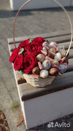 Корзина с живыми цветами и клубникой в шоколаде