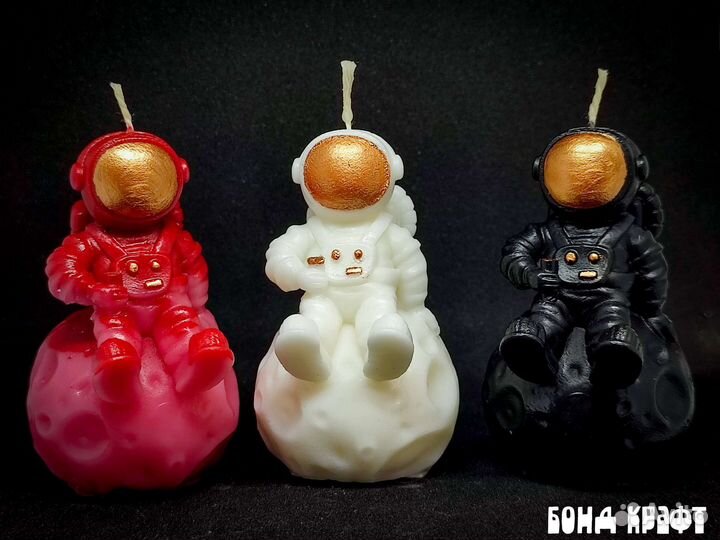 Космонавт на Луне свеча декоративная