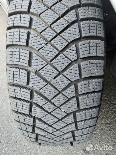 Pirelli Ice Zero FR 215/65 R16