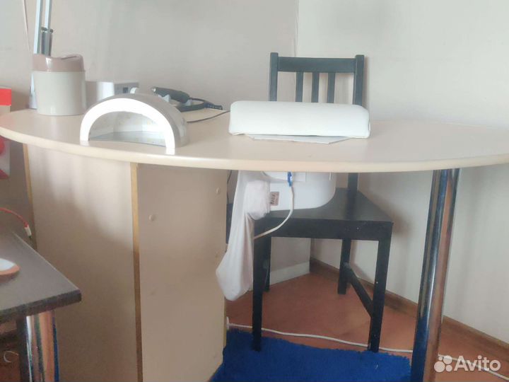 Маникюрный стол