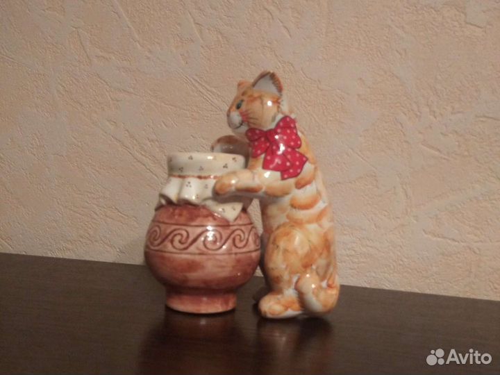 Форфоровая статуэтка Кошка с крымкой