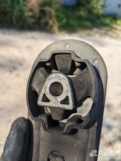 Подушка двигателя renault logan