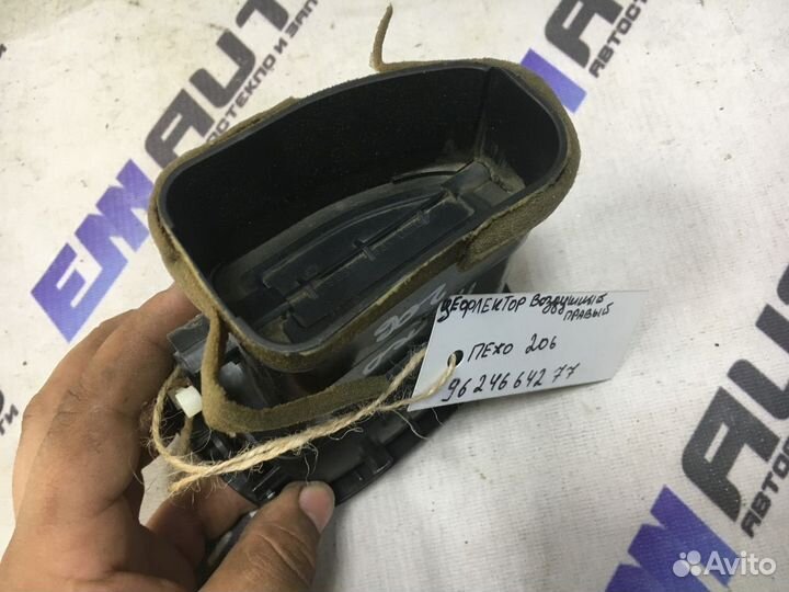 Дефлектор воздушный правый Пежо 206