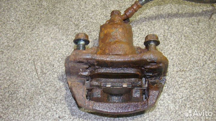 Суппорт задний левый Lexus RX 300/330/350/400h