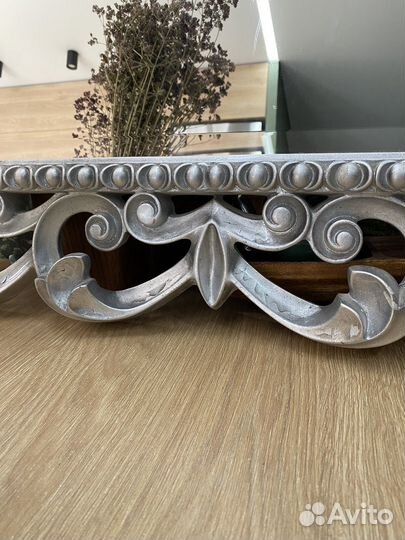 Красивое зеркало в винтажном стиле и картина