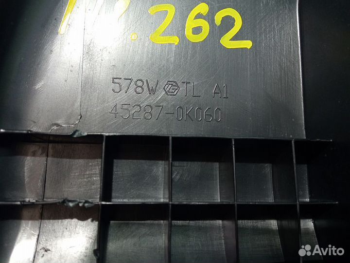 Заглушка крепления сиденья задняя левая Toyota Lan