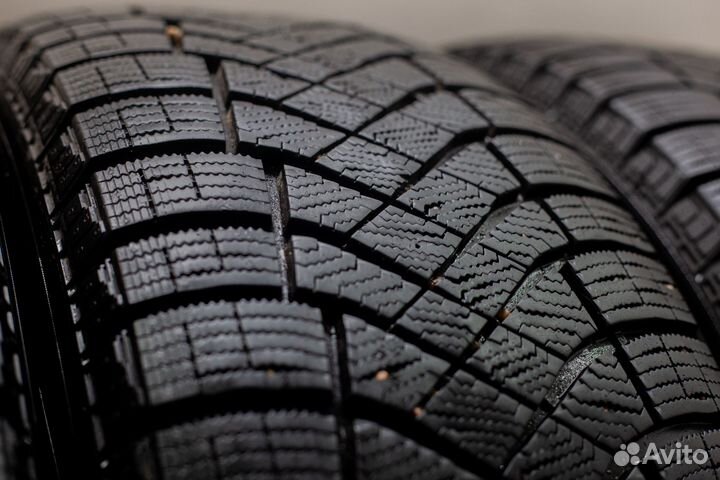 Pirelli Ice Zero FR 235/65 R17 108H