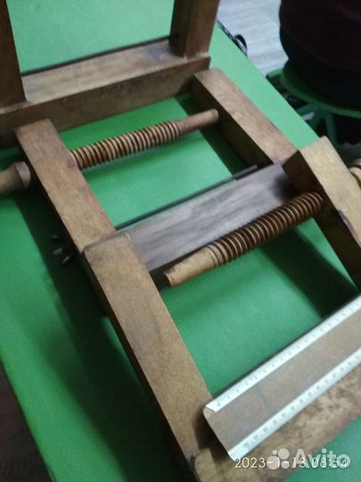 Старинная столярная струбцина рабочая