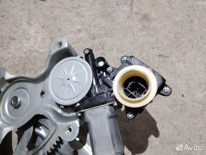 Стекло задней левой двери камри 40