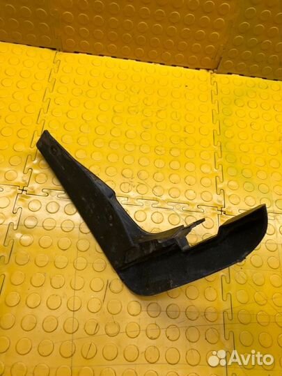 Брызговик передний правый Nissan Almera Classic