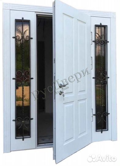 Белая парадная металлическая дверь в частный дом