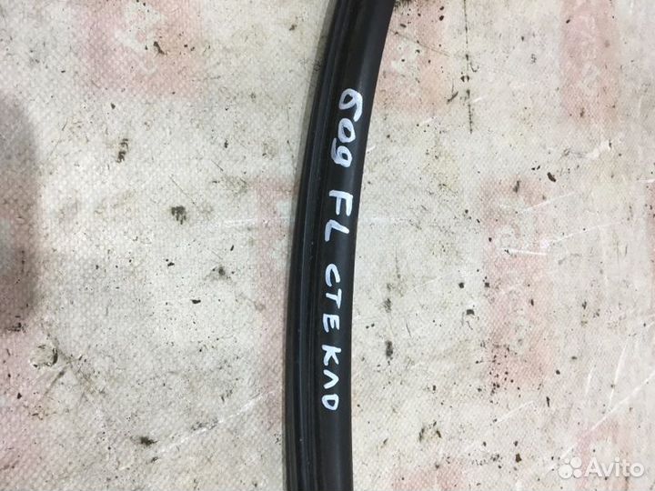 Уплотнительная резинка стекла передняя левая Honda