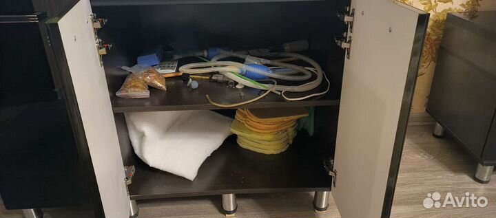 Аквариум с рыбками и тумбой