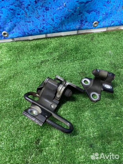 Петля двери передняя правая Volkswagen Passat B6