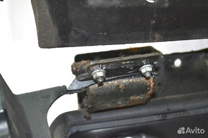 Боковое отделение для хранения снаружи кабины, лев